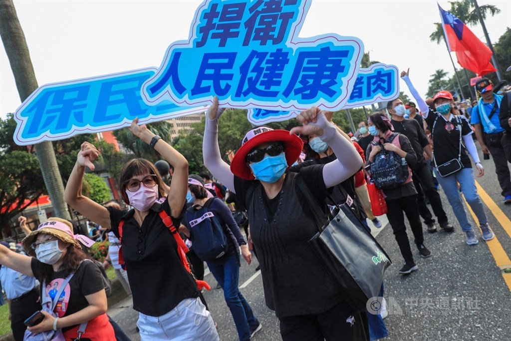 工運指標活動「秋鬥」22日登場,主辦單位預計號召上萬人、40多個團體上街頭,表達「反毒豬、反雙標、反黨國」訴求,主辦方下午2時17分宣布遊行正式出發。中央社記者吳家昇攝 109年11月22日