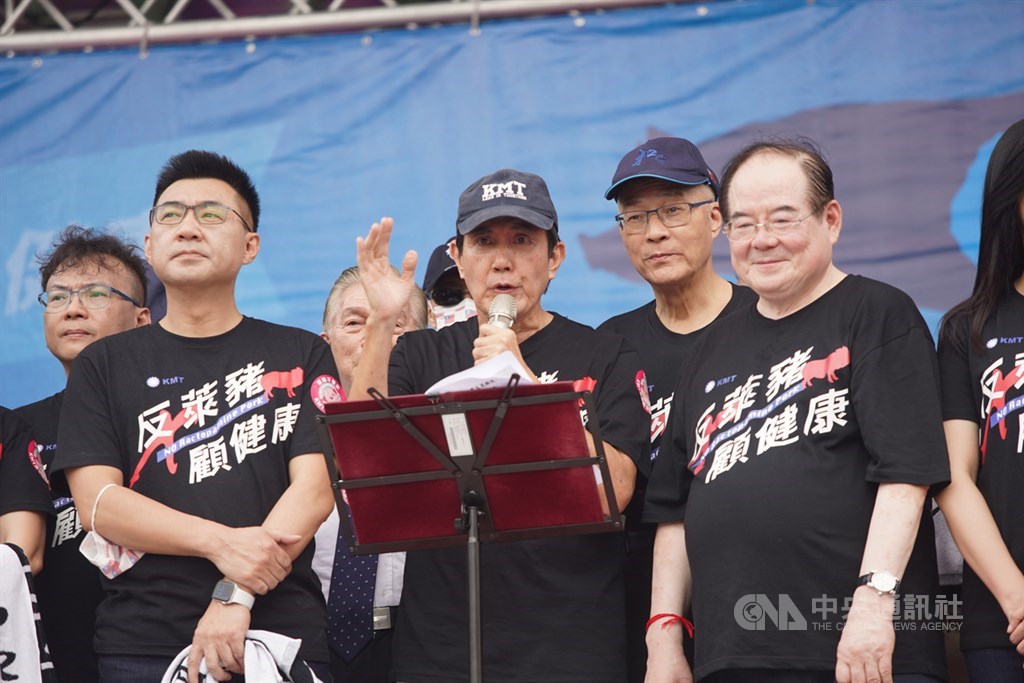 工運指標活動「秋鬥」22日登場,前總統馬英九(前左2)與國民黨主席江啟臣(前左)、前主席吳敦義(右2)等人參與遊行,馬英九在出發前致詞。中央社記者徐肇昌攝 109年11月22日