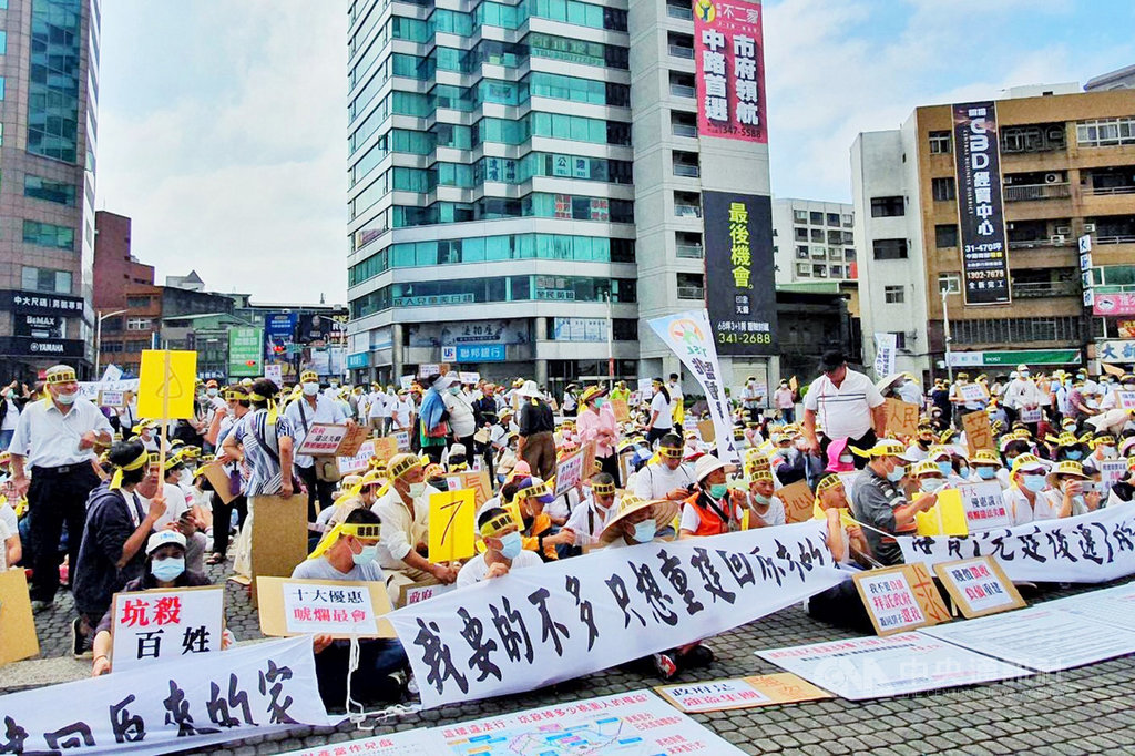 桃園市公民監督聯盟陣線22日率領千餘名航空城徵收戶,到市府廣場高舉白布條及標語抗議徵收不公平。桃園市政府新聞處長詹賀舜表示,提出的十大優惠加碼補償方案,相關補償金都提高,不但比舊制好也比新北市最新制度高。中央社記者吳睿騏桃園攝 109年11月22日