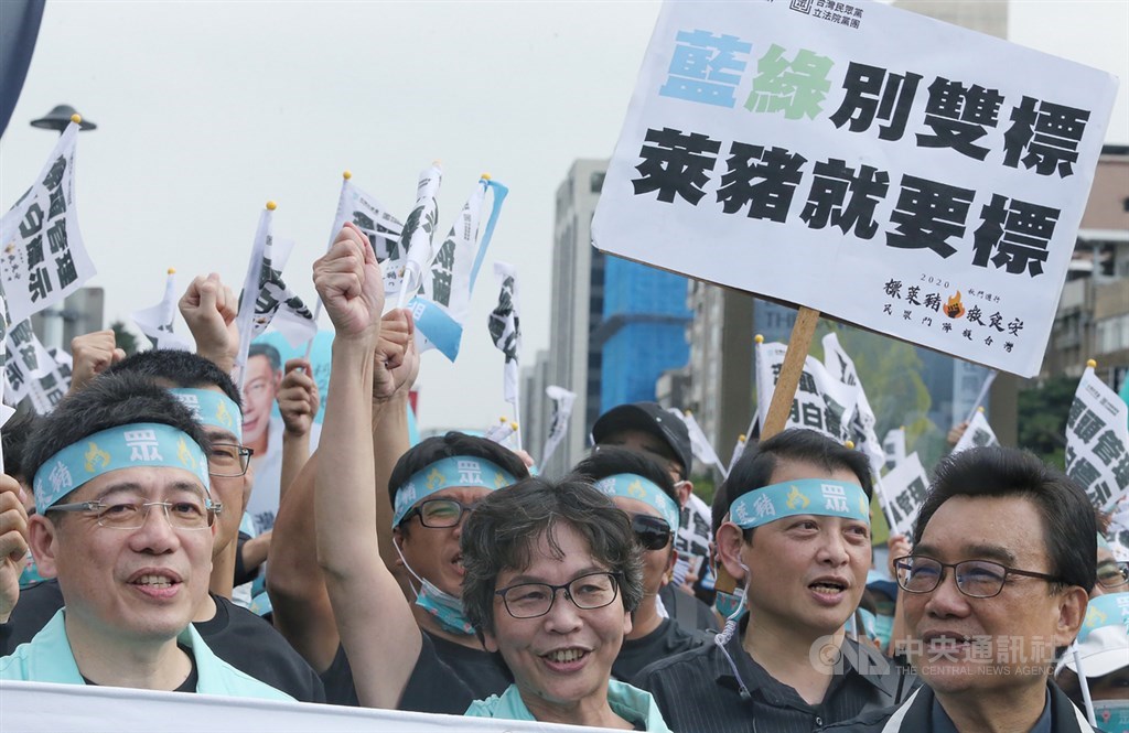 「秋鬥」遊行22日登場,台灣民眾黨立委蔡壁如(前中)到場參與,並帶領民眾喊口號「藍綠別雙標,萊豬就要標」。中央社記者郭日曉攝 109年11月22日