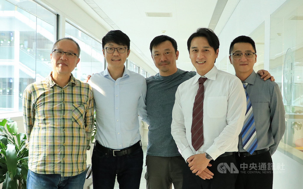 台中市政府補助及協拍的多部國片在第57屆金馬獎共獲得7座獎項,新聞局長黃國瑋(左2)向「同學麥娜絲」劇組人員致意。(台中市政府提供)中央社記者郝雪卿傳真 109年11月22日