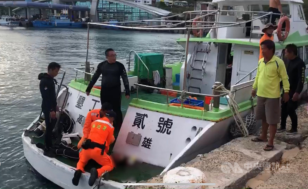 一名29歲女潛水客21日前往屏東墾丁南灣潛水,因溺水失去意識,同行賴姓潛水教練發現後將她拉到海面上等待救援,所幸一艘「墾丁2號」水域調查船將2人救起載返漁港,海巡並將女子送醫,但急救後仍宣告不治。(民眾提供)中央社 109年11月22日