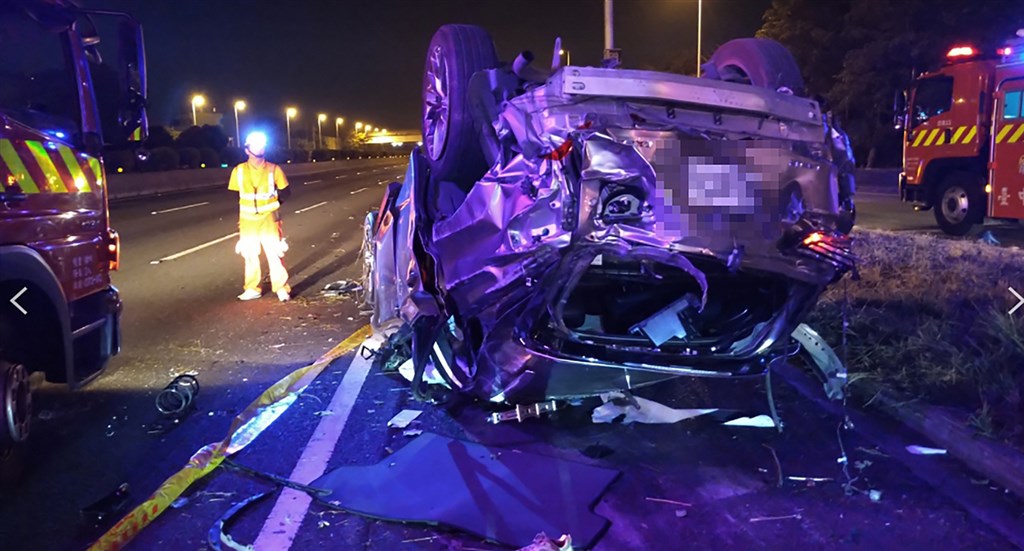 國道1號台中系統交流道22日凌晨2時餘發生休旅車翻覆事故,造成4死2輕重傷,由於撞擊力強大,整輛車毀損嚴重。(台中市消防局提供)中央社記者郝雪卿傳真 109年11月22日