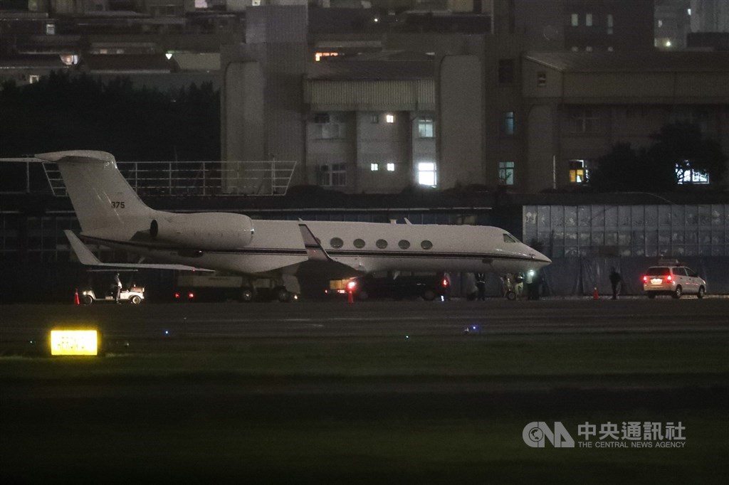 一架美國行政專機（編號375）22日傍晚降落台北松山機場。外交部回應，對於美國官員來訪台灣表示歡迎，但因行程不公開，基於互信不對外評論。中央社記者裴禛攝 109年11月22日