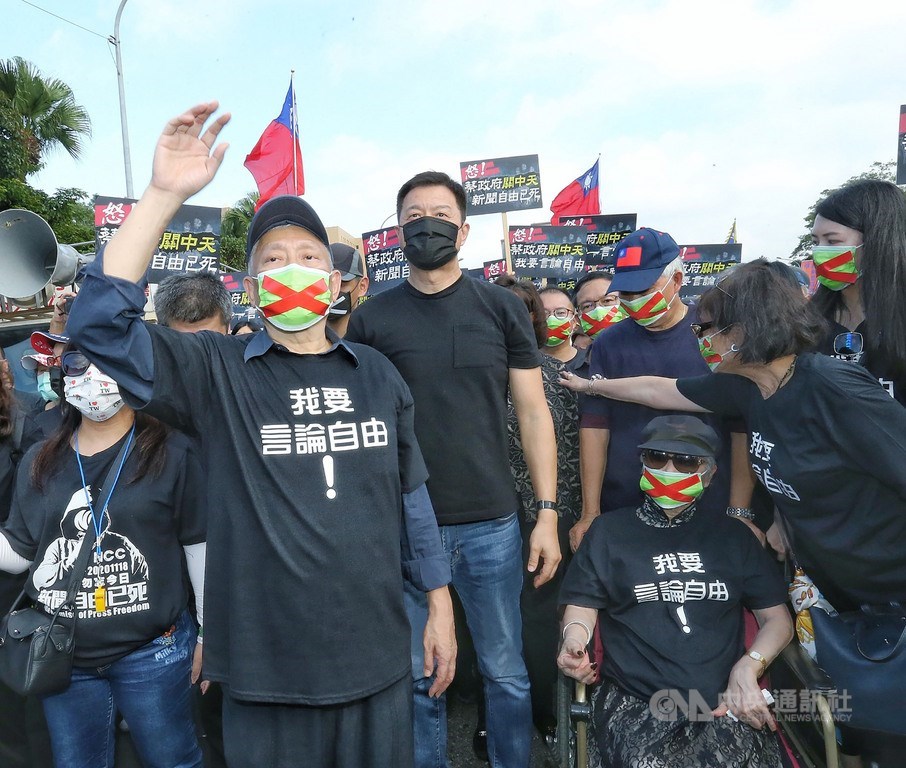 工運活動「秋鬥」登場,日前因國家通訊傳播委員會(NCC)決議駁回中天新聞台換照申請,旺中集團董事長蔡衍明(左2)和聯合報發行人王效蘭(前右2)22日下午都上街遊行,訴求言論自由。中央社記者郭日曉攝 109年11月22日