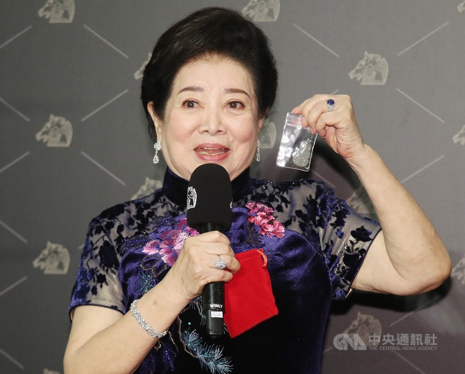 第57屆金馬獎頒獎典禮21日在國父紀念館圓滿落幕,演員陳淑芳(圖)本屆拿下最佳女主角、最佳女配角獎,在後台秀出演員莫子儀媽媽所送的幸運物。中央社記者張新偉攝 109年11月21日