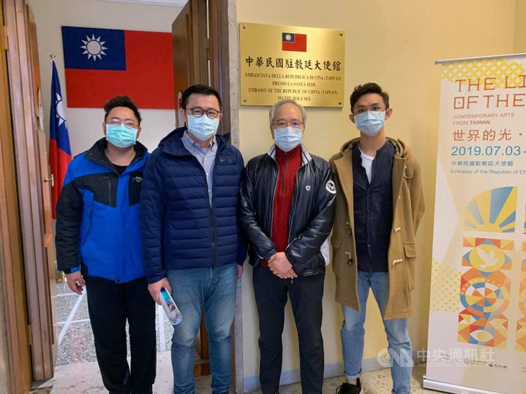 3位台灣農技產業青年在疫情期間到教廷打造生技農場,隔離結束後拜訪駐教廷大使李世明(右2),看到國旗覺得很感動。(駐教廷大使館提供)中央社記者黃雅詩羅馬傳真 109年11月23日