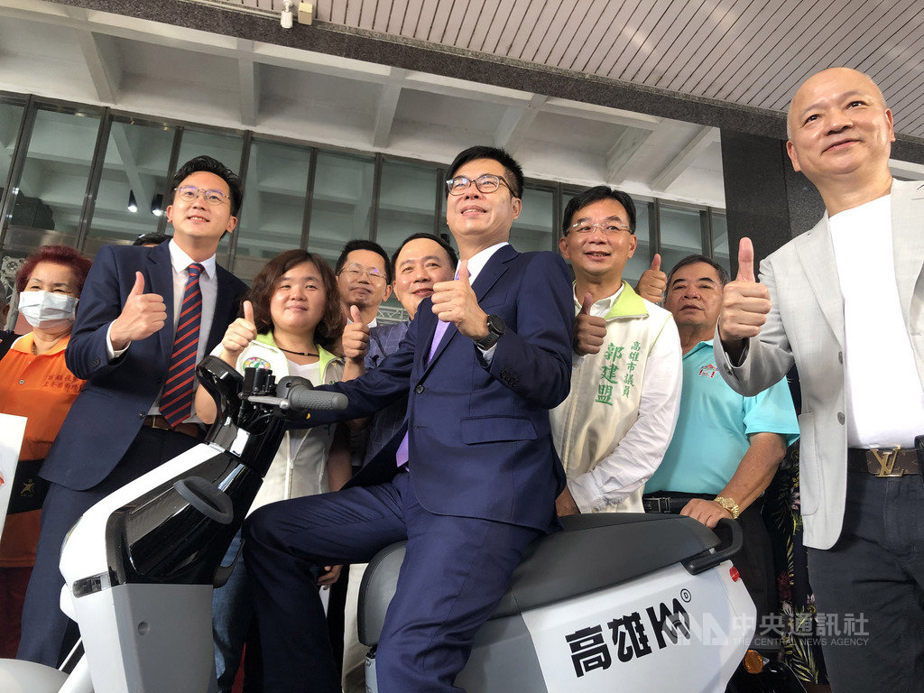 為刺激商圈及夜市消費,同時慶祝高雄更名改制100週年,高雄市政府規劃抽iPhone及Gogoro活動,市長陳其邁(前中)23日出席宣傳記者會,歡迎全國民眾到高雄消費抽大獎。中央社記者侯文婷攝 109年11月23日
