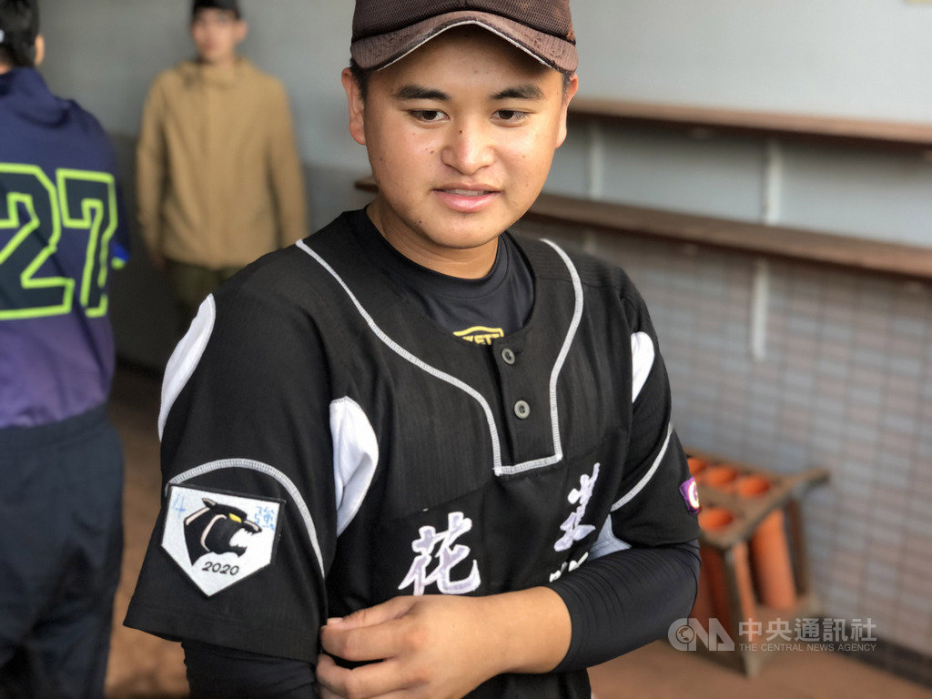 2020年第8屆黑豹旗全國高中棒球大賽16強,花蓮體中曾祈勳23日先發好投,率隊以1比0擊敗台東體中、隊史首度晉8強,他也在黑豹旗臂章上寫上「四強」目標。中央社記者謝靜雯攝 109年11月23日