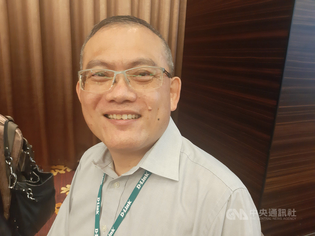 友訊總經理陳瑋駿23日表示,重新建構以台灣為主軸的供應鏈,對重新回到美國市場會有更大的優勢,在地生產除了把供應鏈往中國以外的地方移動,印度、俄羅斯政府也希望看到在地生產。中央社記者潘智義攝 109年11月23日