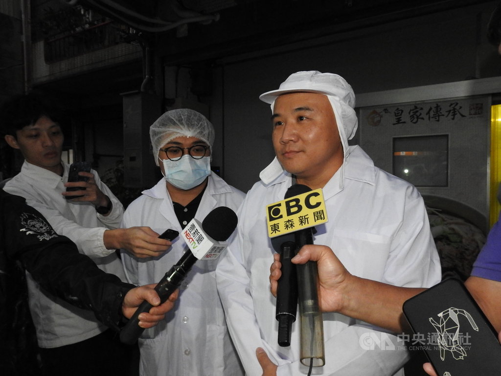 皇家傳承牛肉麵近日遭檢舉設地下工廠生產調理包,新北市府23日派員前往稽查,皇家傳承總經理陳家斌(右)表示,今年因為疫情關係才會投入宅配及生產調理包,未來會落實辦理工廠登記等規定。中央社記者王鴻國攝 109年11月23日