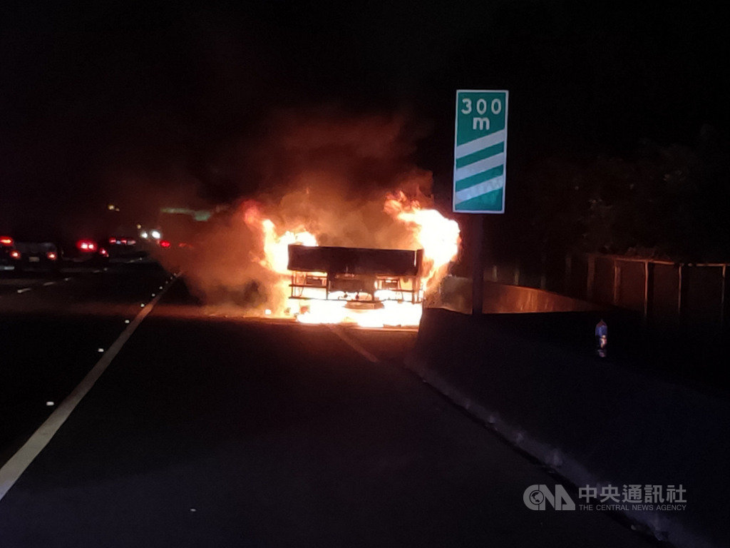 一輛大貨車23日晚間行經國道1號348公里處岡山南下路段時,因不明原因起火,所幸駕駛及時發現下車未受傷,消防人員到場撲滅火勢,詳細起火原因仍待調查。(民眾提供)中央社記者洪學廣傳真 109年11月23日