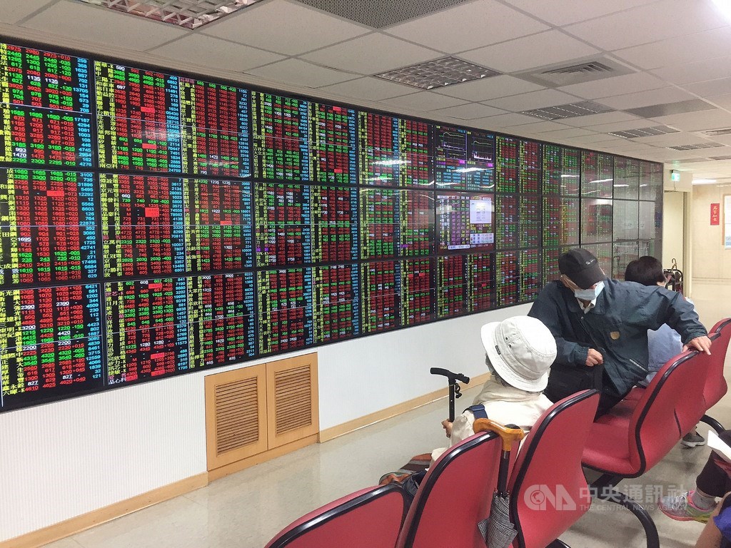 台股24日在晶圓雙雄台積電、聯電大漲帶動下,加權指數開盤一舉突破13900點大關,最高來到13951.17點、上漲73.16點,續創歷史新高。(中央社檔案照片)