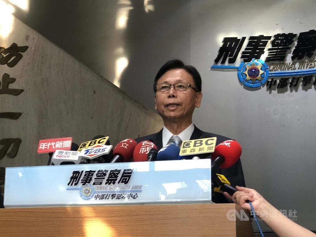 台中市發生2桶屍命案,刑事局中部打擊犯罪中心23日召開破案記者會,副局長鄧學鑫表示,涉案8人中,6人聲押獲准、1人收容、1人因他案在獄中服刑。中央社記者趙麗妍攝 109年11月23日