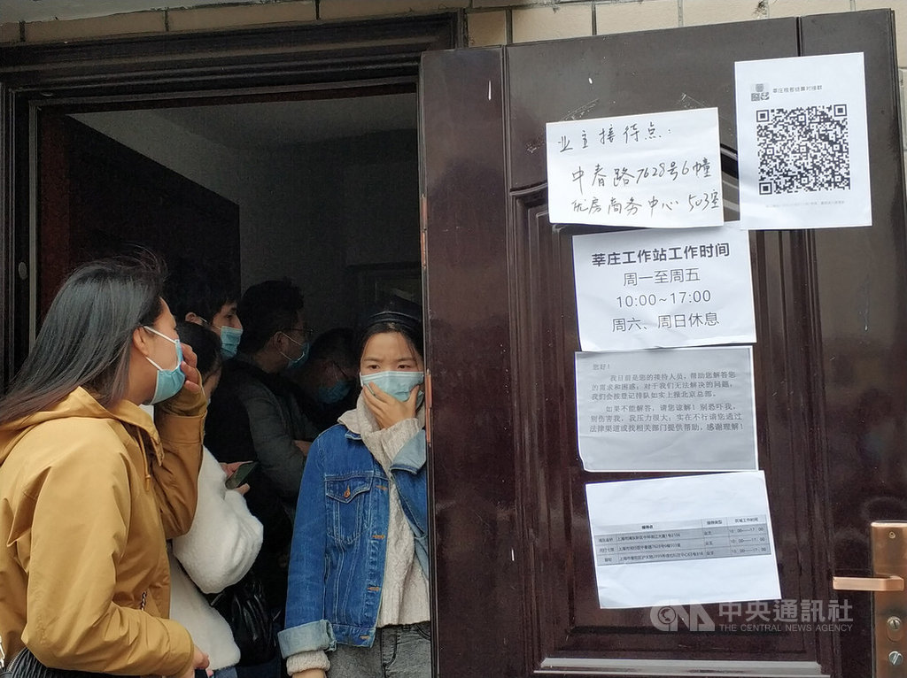 中國長租公寓2020年集中出現資金斷鏈狀況。圖為維權租戶聚集在蛋殼公寓上海一處服務點。中央社記者張淑伶上海攝 109年11月23日