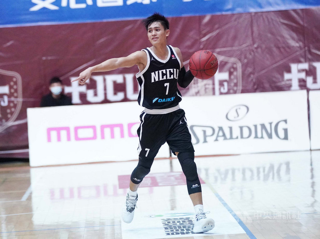 大專籃球聯賽(UBA)預賽連2天上演逆轉戲碼,政治大學前一天克服32分差,逆轉收下勝利,23日卻成苦主,未能把握雙位數領先優勢,以76比82不敵台北市立大學,政大此役以游艾喆14分表現最佳。(大專體總提供)中央社記者黃巧雯傳真 109年11月23日