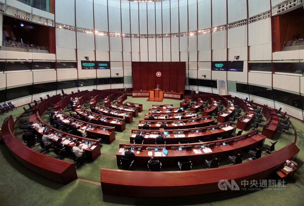 香港中文大學政治與行政學系副教授馬嶽表示,從港警拘捕8名泛民議員,到北京以人大決定出手DQ4名議員,是中央要讓泛民知道,自己可隨時畫下新的紅線,牢牢掌握立法會。圖為立法會會議廳。(中新社提供)中央社 109年11月23日