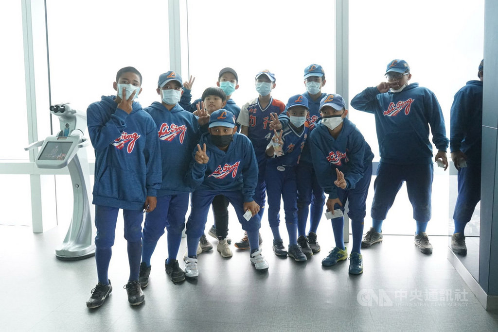 2020第12屆重光盃全國少棒錦標賽16強出爐,剛拿下中信盃少棒冠軍的三星、上屆重光盃冠軍中平都晉級;23 日也安排小球員們到台北101參訪,由導覽員解說周圍知名地標和建築物。(台北市棒球協會提供)中央社記者謝靜雯傳真 109年11月23日
