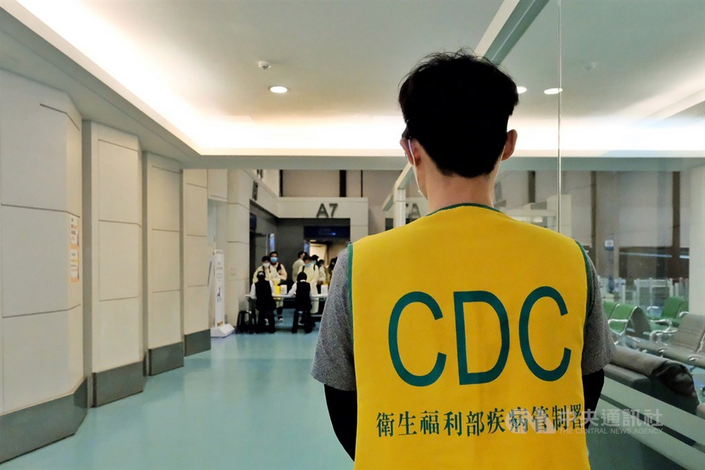民航局29日說,依指揮中心規定,海外確診武漢肺炎者要返台只能專案申請,不會登上一般航班。圖為桃園機場檢疫站。(中央社檔案照片)