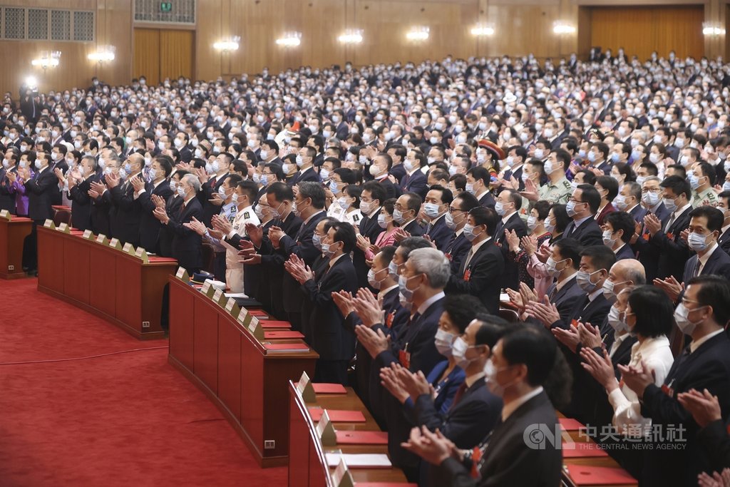 中國全國人大常委會11日公布有關香港立法會議員的資格決定,4名泛民主派人士隨即遭港府宣告喪失議員資格。圖為5月全國人大代表參加會議。(中新社提供)中央社 109年11月23日