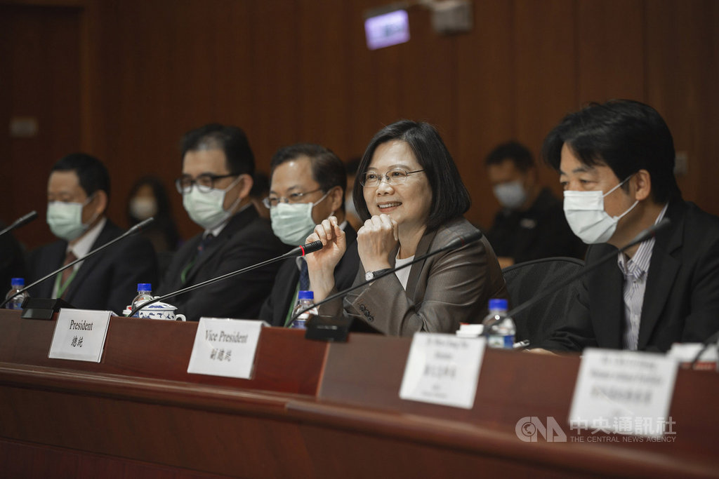 總統蔡英文(右2)23日偕同副總統賴清德(右1)出席「2030雙語國家政策第一次諮詢會議」。(總統府提供)中央社記者葉素萍傳真 109年11月23日