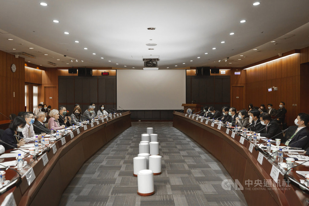 「2030雙語國家政策第一次諮詢會議」23日召開,總統蔡英文期盼透過2030雙語國家政策的推動,讓年輕世代更有自信往外走出去。(總統府提供)中央社記者葉素萍傳真 109年11月23日