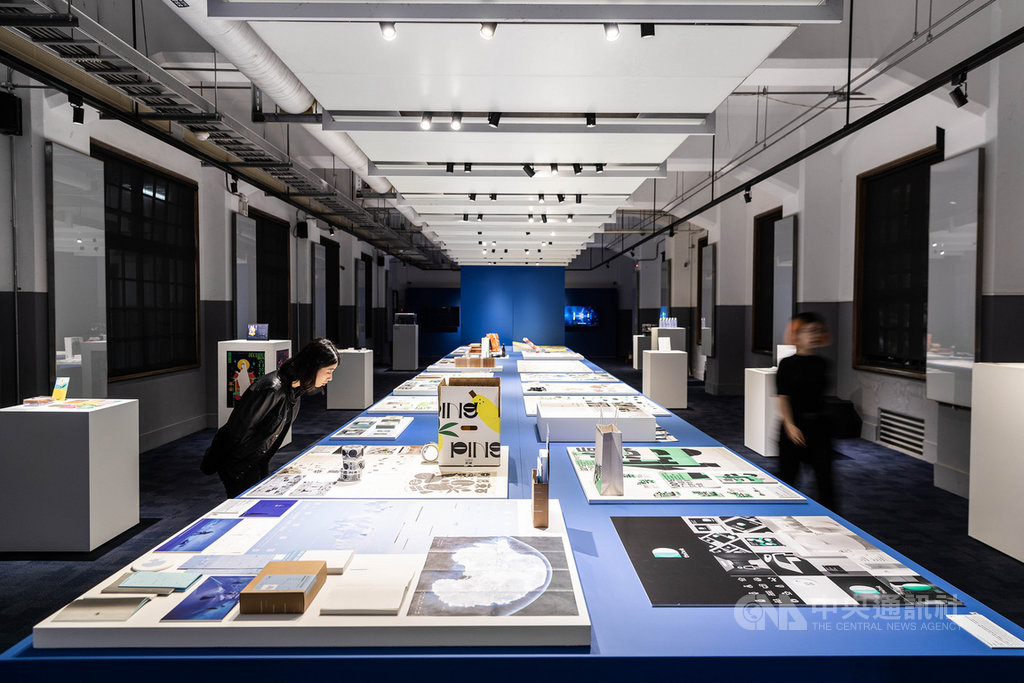 2020金點設計展04展區,展出傳達及整合設計類作品的文宣品,希望讓觀者可更清楚感受到設計者透過選紙、加工等想傳達的概念意涵。(TDRI提供)中央社記者葉冠吟傳真 109年11月23日