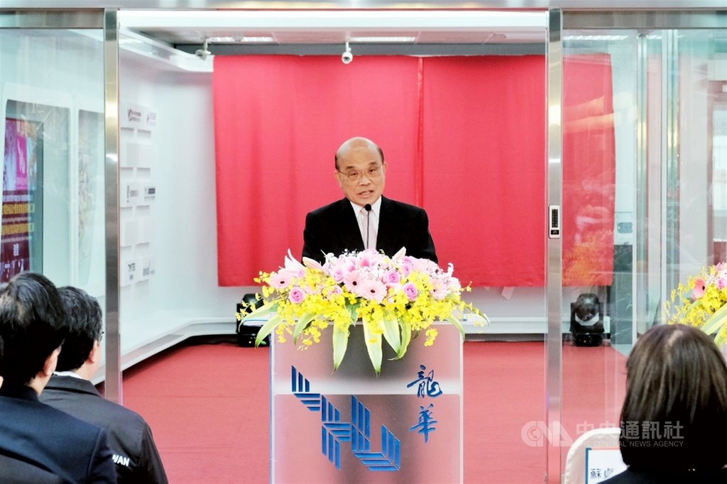 行政院長蘇貞昌(後中)23日出席龍華科技大學「行動通訊模組測試與調校類產業環境工廠」揭牌典禮,致詞時表示,未來會透過民間與政府的合作為國家培育人才。中央社記者吳睿騏桃園攝 109年11月23日