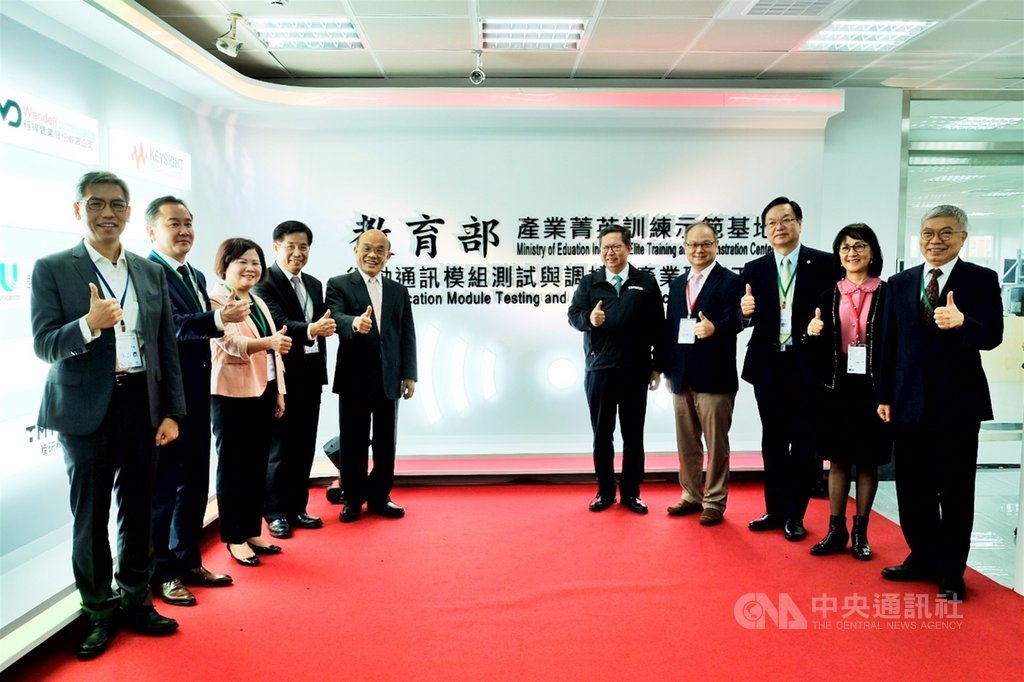 龍華科技大學配合國家創新發展及前瞻基礎建設計畫政策,獲得教育部遴選成立「行動通訊模組測試與調校類產業環境工廠」,行政院長蘇貞昌(左5)、教育部長潘文忠(左4)及勞動部長許銘春(左3)等23日出席揭牌。中央社記者吳睿騏桃園攝 109年11月23日