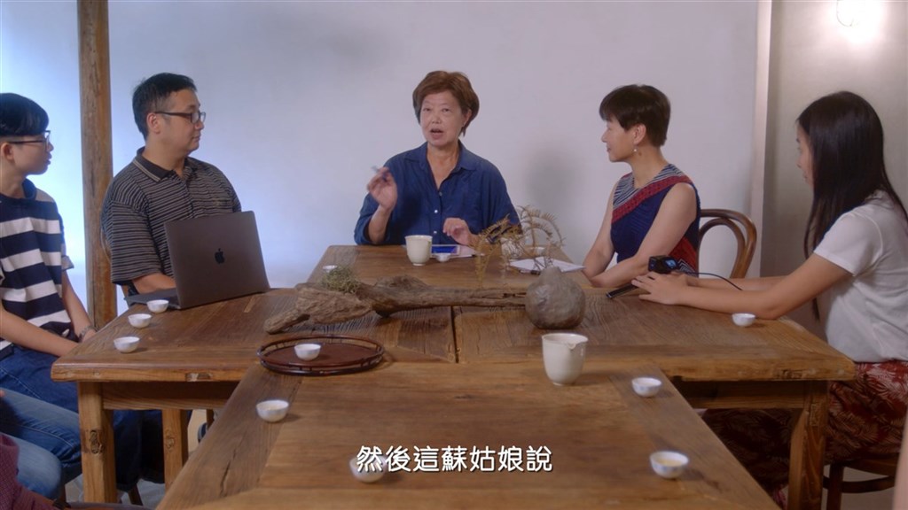 「不只是崑曲」線上學苑推出「京崑大劇透」影片,邀請國光劇團藝術總監王安祈(中)主講,帶領觀眾重新認識「牡丹亭」、「大劈棺」等經典之作。(建國工程文化藝術基金會提供)中央社記者趙靜瑜傳真 109年11月23日