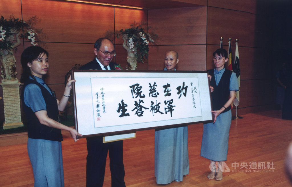 曾獲第15屆「醫療奉獻獎」的花蓮慈濟醫院榮譽院長曾文賓(左2)22日於家中逝世。圖為曾文賓1999年8月退休,證嚴法師(右2)頒贈匾額「功在慈院,澤被蒼生」致敬。(花蓮慈濟醫院提供)中央社記者李先鳳傳真 109年11月23日