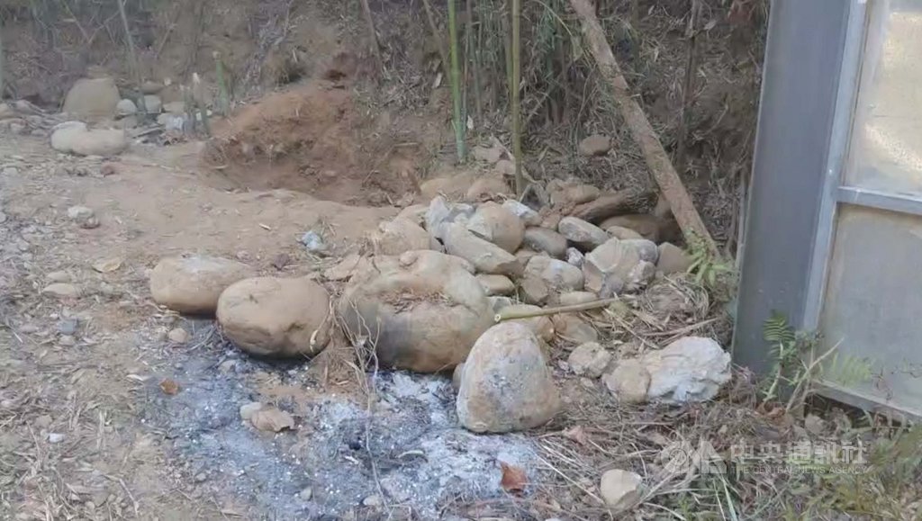台中男女桶屍案,被害黃姓男子遭槍殺後水泥封屍棄置苗栗縣銅鑼鄉山區,疑似棄屍地點偏僻人煙罕至。當地民眾指出,產業道路進去幾乎是「無尾路」,以往外人進入多半為了盜獵野生動物,但並未聽聞發生命案。(民眾提供)中央社記者管瑞平傳真 109年11月23日