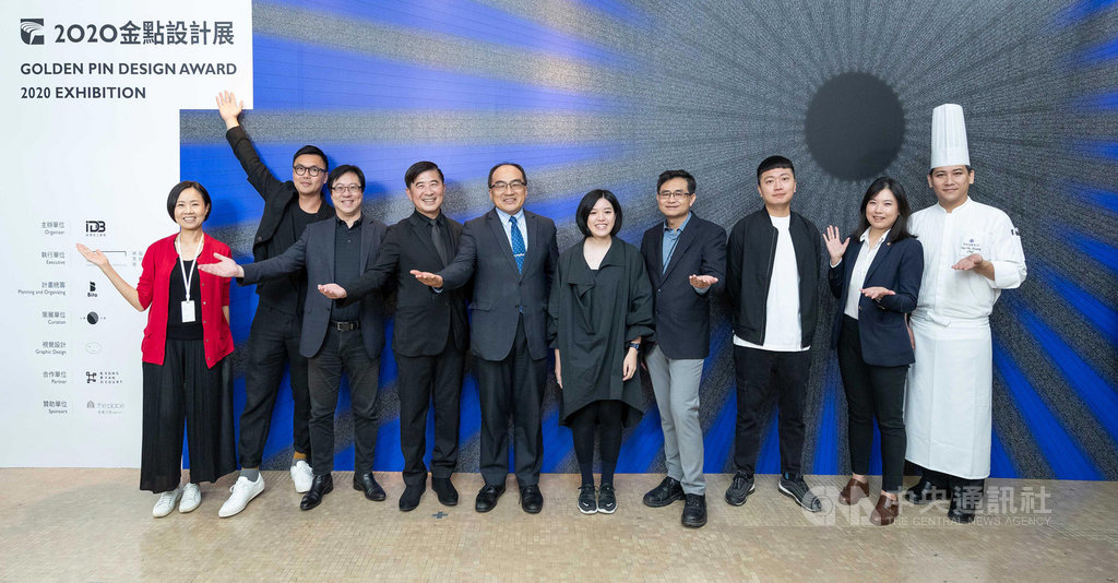 2020金點設計展23日舉辦展前記者會,經濟部工業局長呂正華(左5)、台灣設計研究院長張基義(左4)、典禮策劃統籌Bito創意總監劉耕名(左2)等人出席。(TDRI提供)中央社記者葉冠吟傳真 109年11月23日