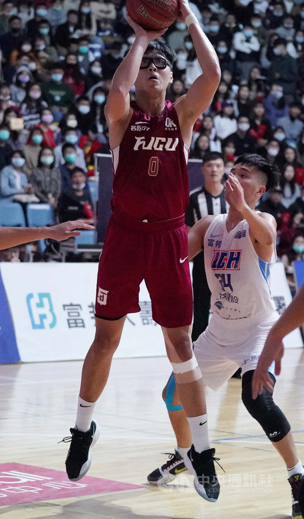 109學年度大專籃球聯賽(UBA)預賽,輔仁大學23日由喬楚瑜(前)領軍,單場轟下28分,最終以83比76戰勝衛冕軍健行科大,輔大目前預賽戰績2勝2敗。(大專體總提供)中央社記者黃巧雯傳真 109年11月23日