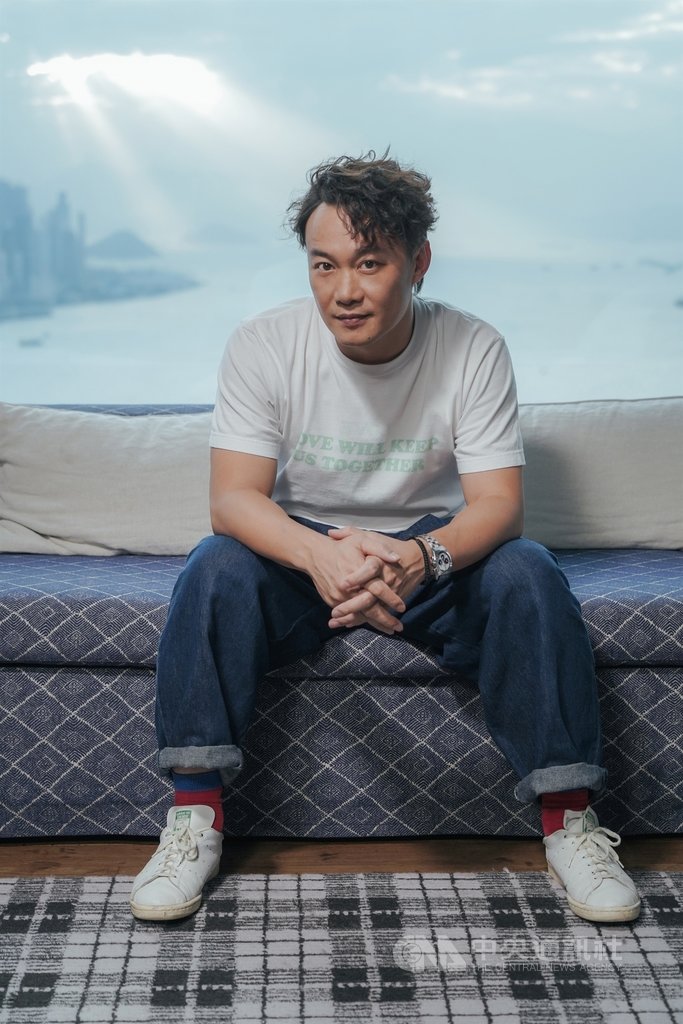 金曲歌王陳奕迅繼10月發布新粵語單曲「致明日的舞」後,最近又推出第2首作品「是但求其愛」,譜出愛情路上的怯弱無奈。(Hit Fm聯播網提供)中央社記者葉冠吟傳真 109年11月23日