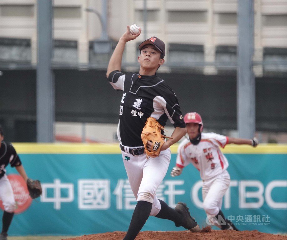 黑豹旗青棒賽花蓮體中林逸翔(圖)當二刀,後援2.2局飆速135公里,也有長打表現,總教練劉義傳直言「他從小猴子變成沉穩的隊長」。中央社記者謝靜雯攝 109年11月23日