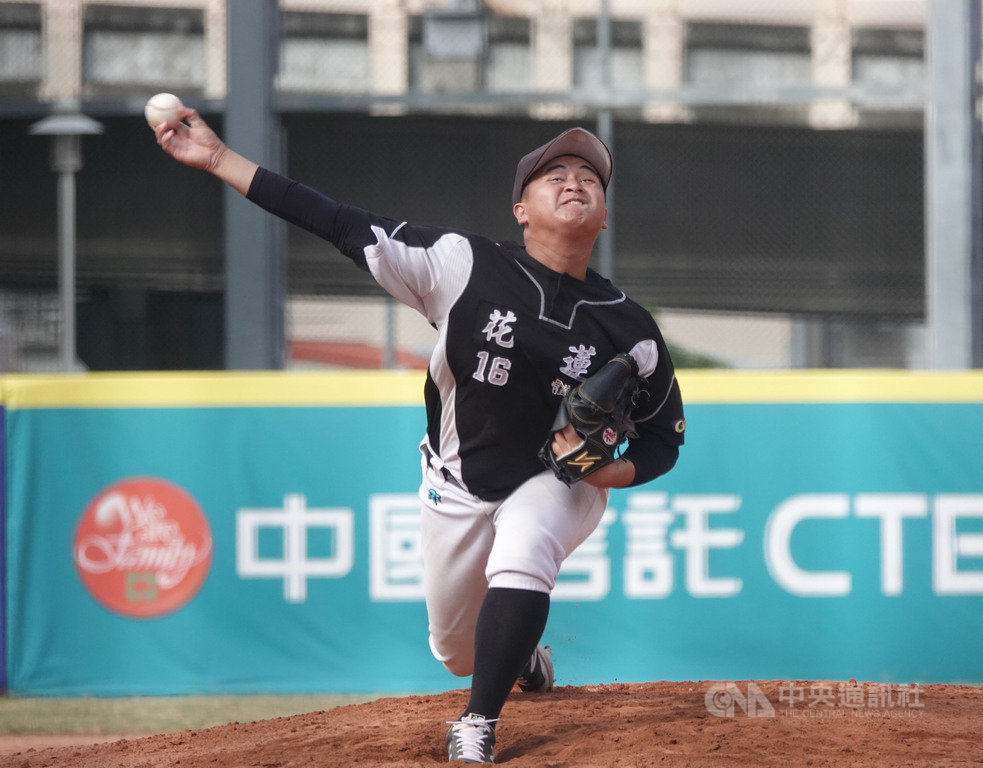 2020年第8屆黑豹旗全國高中棒球大賽16強,花蓮體中23日與台東體中交手,花蓮體中兩任投手曾祈勳(圖)、林逸翔都當二刀,率隊以1比0擊敗台東體中、隊史首度晉8強。中央社記者謝靜雯攝 109年11月23日