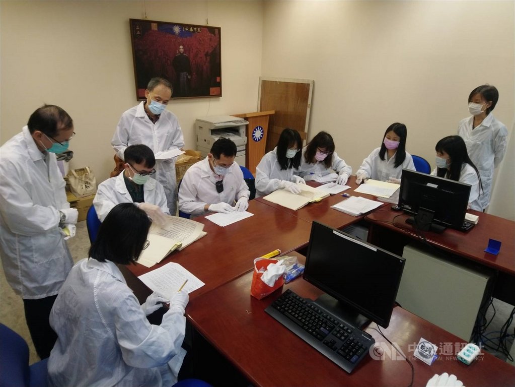 國民黨3月將被審定為政治檔案的「總裁批簽」檔案運送至檔案局,其中卻有37筆遺漏。促轉會24日依約赴國民黨黨史館點收相關檔案原件,未來將開放全民使用。(促進轉型正義委員會提供)中央社記者陳韻聿傳真 109年11月24日