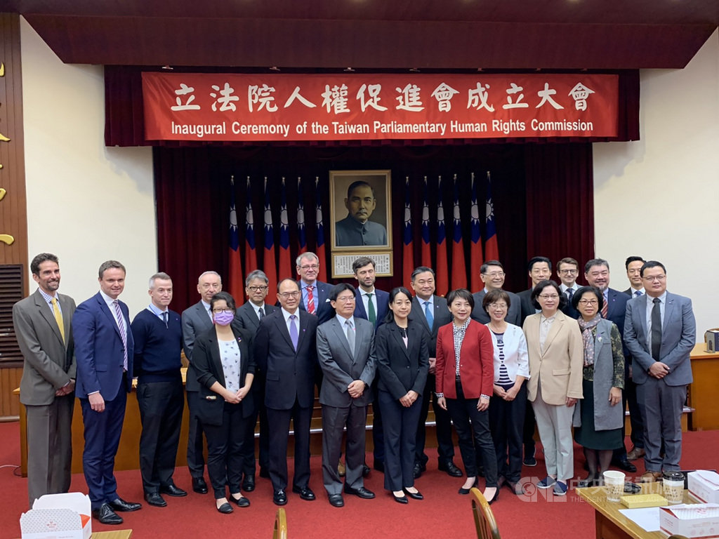立法院人權促進會今天成立,除了跨黨派立委參與,也邀請多國駐台代表一同與會。中央社記者郭建伸攝 109年11月24日