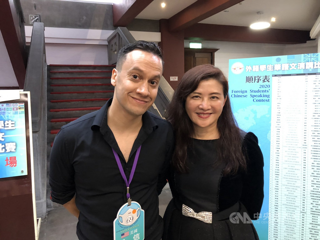 外籍學生華語文演講比賽24日在國父紀念館登場,來自美國的溫信(Vincent Fernando)得到第四名,他帶了筷子當道具,現場敲擊一段饒舌表演。中央社記者李欣穎攝 109年11月24日