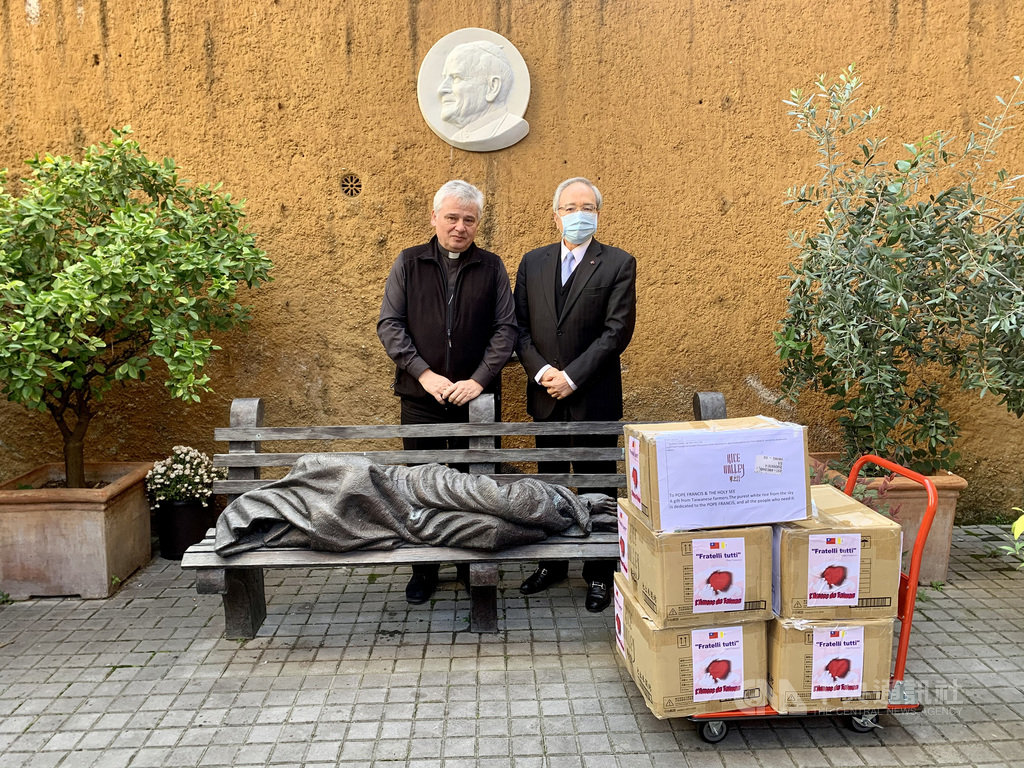 駐教廷大使李世明(圖右)向教廷賑濟所負責樞機主教約斯基(圖左)致贈台灣青農魏瑞廷提供的5大箱池上好米。(駐教廷大使館提供)中央社記者黃雅詩羅馬傳真 109年11月24日