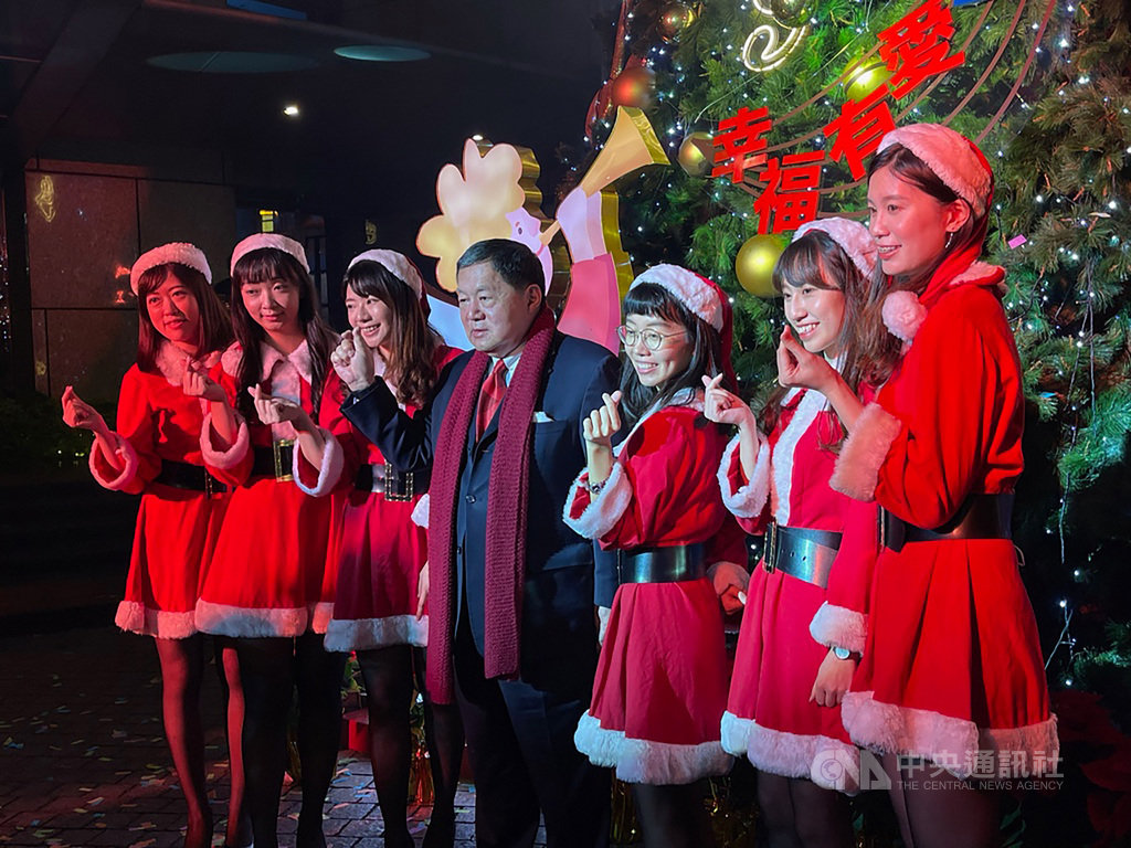 2020年遠東集團耶誕點燈儀式24日在遠企中心敦南廣場舉行,由遠東集團董事長徐旭東(中)主持。中央社記者吳家豪攝 109年11月24日