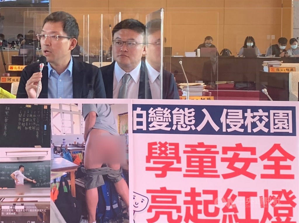 台中市議會24日進行總質詢,民進黨籍市議員林祈烽(前左)、施志昌(前右)質詢時指出,日前接獲家長陳情,疑有男子在校園教室裸露自拍,照片中還可看見教室內陳設、學生書包等,令人憂心校園安全。中央社記者趙麗妍攝 109年11月24日