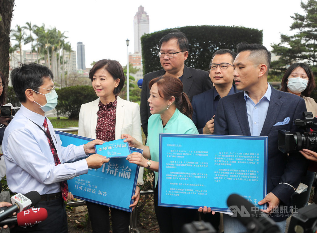 國民黨副祕書長李彥秀(前中)等24日在總統府外舉行記者會,邀請總統蔡英文與國民黨主席江啟臣公開辯論,會後遞送「萊豬進口辯論邀請函」到總統府,由總統府公共事務室主任兼發言人高遵(左)代表接受。中央社記者裴禛攝 109年11月24日