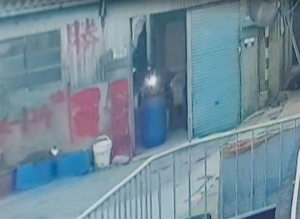 台中市發生2桶屍命案,警方調查,徐姓主嫌等人將其中一名死者封入塑膠桶中,藏放在徐嫌台中豐原老家。(翻攝畫面)中央社記者趙麗妍傳真 109年11月23日
