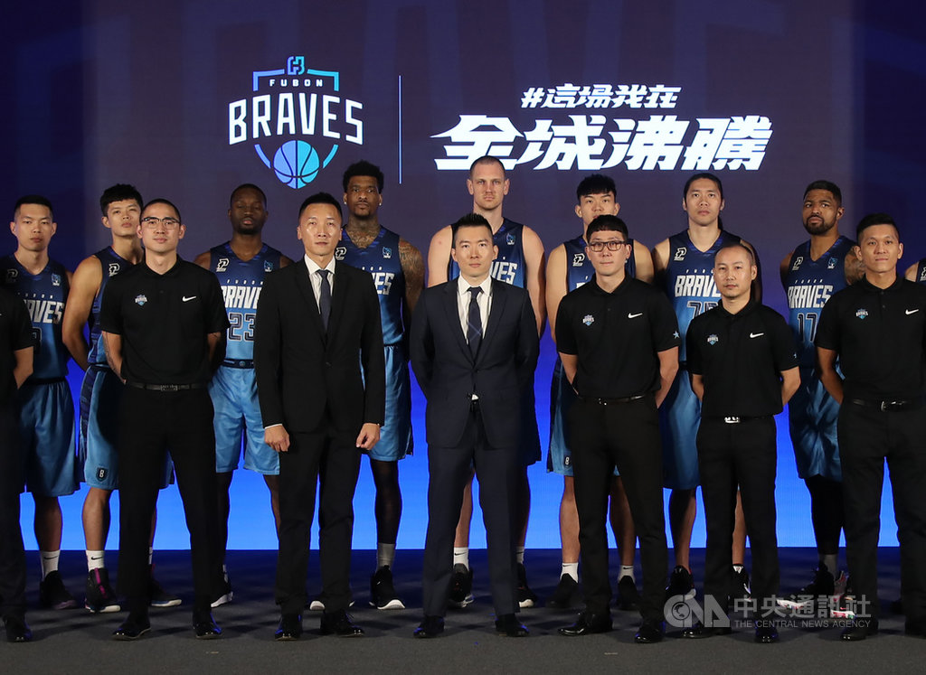 台灣職業籃球聯盟P.League+台北富邦勇士隊領隊蔡承儒(前左3)24日揭曉年度口號「這場我在 全城沸騰」,並在既有主客場戰袍外,新公布火焱藍特別球衣。中央社記者張新偉攝 109年11月24日