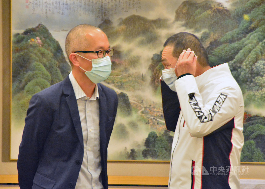 新北市環保局24日發表「2030氣候願景」,並由市長侯友宜(右)簽署「氣候緊急宣言」,承諾在西元2030年溫室氣體較基準年減少30%,也就是2030年碳排放比2005年減少30%。左為綠色和平基金會東亞分部執行總監施鵬翔。中央社記者黃旭昇新北市攝 109年11月24日