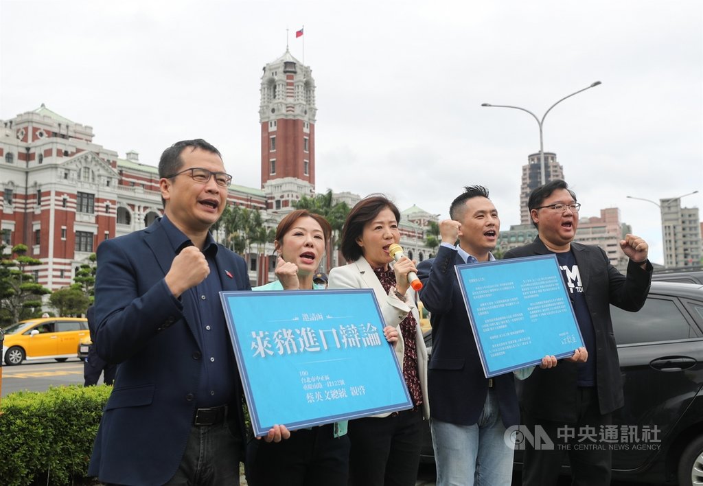 國民黨副祕書長李彥秀(左2)、文傳會主委王育敏(中)、革命實踐研究院長羅智強(左)、立委陳以信(右2)、李德維(右)24日在總統府外舉行記者會,準備「萊豬進口辯論邀請函」,邀請總統蔡英文與國民黨主席江啟臣公開辯論。中央社記者裴禛攝 109年11月24日