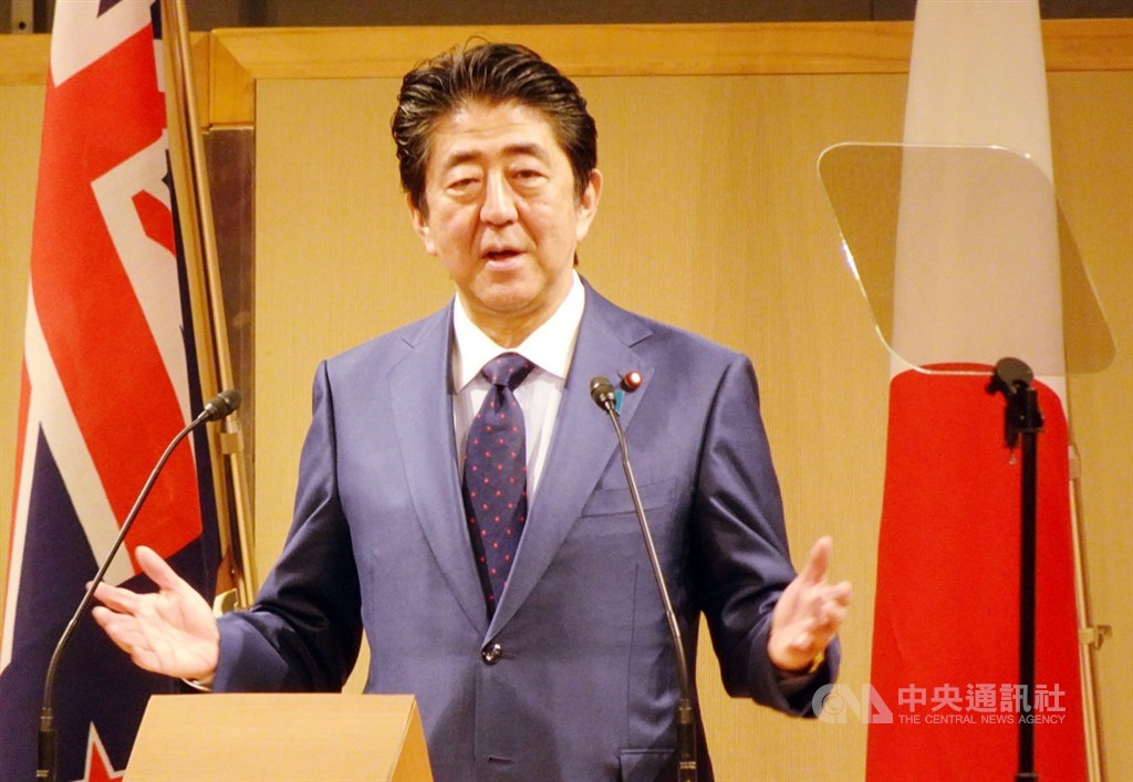 日本前首相安倍晉三(圖)捲入「賞櫻會」爭議,涉嫌連續5年共付800萬日圓(約新台幣221萬元)邀請支持者出席晚餐會,目前正由檢方偵辦中。(中央社檔案照片)