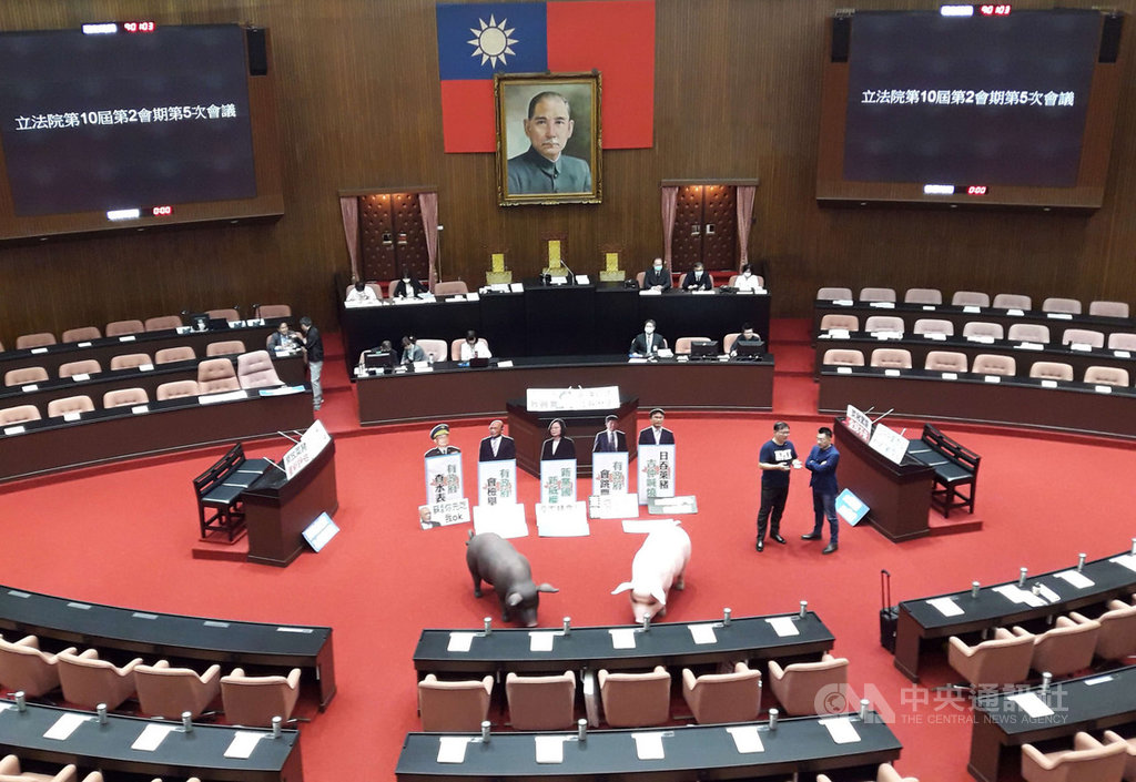 行政院長蘇貞昌24日第12度赴立法院進行施政報告並備質詢,國民黨立委不滿政府放寬萊豬進口,占據官員席、備詢台及發言台,並擺放「捍衛食安,為民把關」等標語,繼續杯葛院會。中央社記者范正祥攝 109年11月24日
